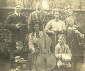 ハウエル一家の写真。それぞれ楽器を持って2列に並んでいる